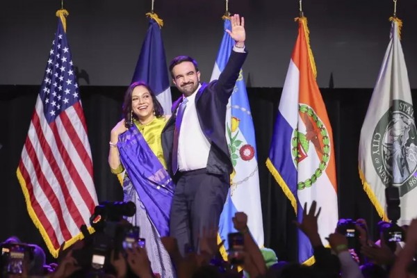 Mamdani con su madre, la directora Mira Nair, celebran la victoria.